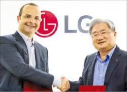 김대훈 LG CNS 사장(오른쪽)과 안드레아스 머스터드 소네딕스 최고경영자(CEO). LG CNS 제공