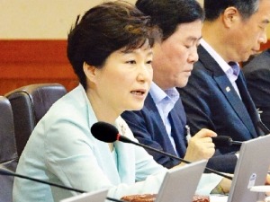 "개인일정 내려놓고 개혁에 매진하라" 박 대통령, 장관들에 재차 경고