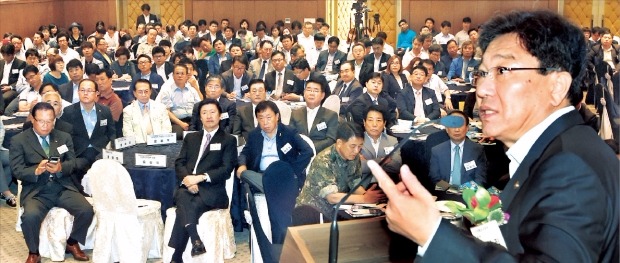 윤상직 산업통상자원부 장관이 23일 경기 안산시 한양대 에리카캠퍼스에서 열린 한경황해포럼 창립행사에서 ‘중소·중견기업 수출경쟁력 강화방안’을 주제로 강연하고 있다. 한양대와 한국경제신문이 주최하는 한경황해포럼은 수도권 제조업 중심지인 안산 시화 화성 등지 기업의 신성장동력 발굴과 경쟁력 강화 등을 지원한다. 안산=강은구 기자 egkang@hankyung.com