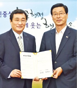 지역 MICE산업 육성을 위해 업무협약을 체결한 한동수 청송군수(오른쪽)와 변보경 코엑스 사장 