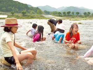  돌 밑에 숨은 '올갱이' 잡으며 아이와 함께 동심으로 여행