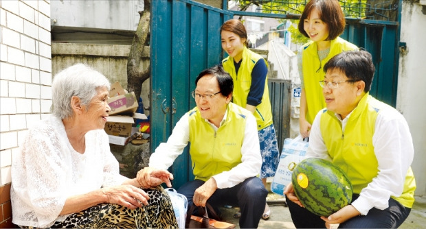 홀몸노인 보양식 전달한 김용환 농협금융 회장