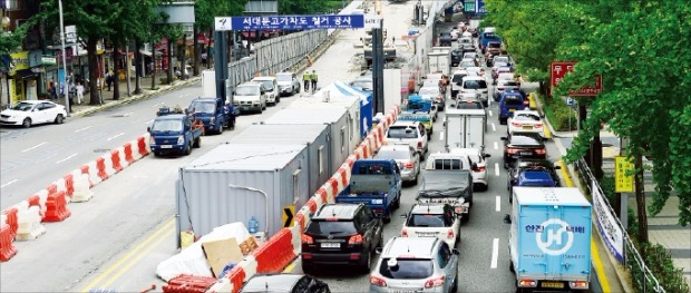서대문고가도로 철거 작업으로 꽉 막힌 충정로·서대문로 일대. 허문찬 기자 sweat@hankyung.com