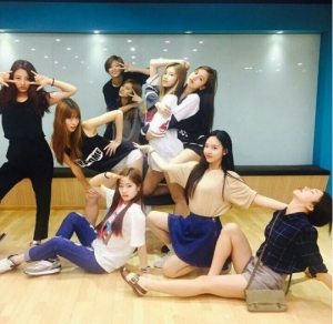 트와이스, 화기애애한 연습실 사진 공개 &#34;한눈 팔지 마&#34;