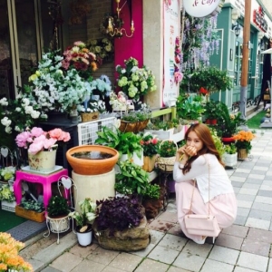 지연, 꽃집 앞에서 상큼 근황샷 &#39;꽃보다 예쁜 미소&#39;