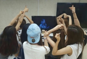 JYP 신인 걸그룹 트와이스, &#39;원더걸스 컴백&#39; 폭풍 응원...&#34;많이 기대해주세요&#34;