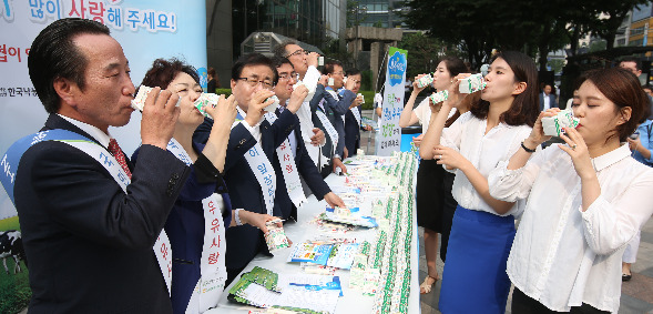 농협 "우유를 마십시다"