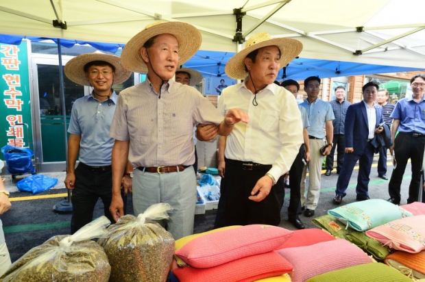   (평창=연합뉴스) 허창수 전국경제인연합회 회장이 22일 강원 평창군 봉평 전통시장을 찾아 심재국 평창군수 등 관계자와 메밀국수 뽑기, 떡메치기 등 전통시장 체험을 하고 있다. 