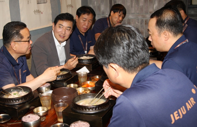 제주항공,항공기 정비사에게 삼계탕과 홍삼 전달