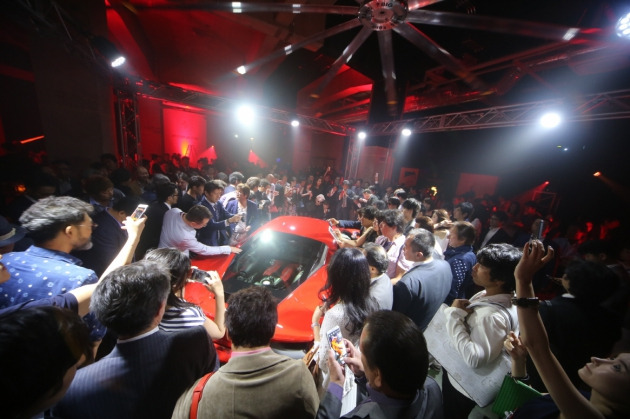 페라리 '488 GTB' 사전 주문고객들이 일본 출시행사에 참석한 모습. (사진 제공=FMK)