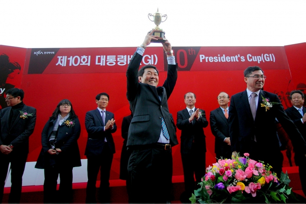 한국경마 히딩크,김영관 조교사 "최단기간 800승 달성"