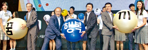 한국경제신문과 한국경제매거진이 마련한 ‘2015 행복한 진로 토크콘서트’가 27일 서울 백암아트홀에서 열렸다. 황우여 부총리 겸 교육부 장관(왼쪽 세 번째), 김기웅 한국경제신문 사장(네 번째), 허순만 서울교육청 평생진로교육국장(다섯 번째), 이희주 한국경제매거진 사장(두 번째)이 고교생들의 꿈과 끼를 응원하고 있다.

김병언 기자 misaeon@hankyung.com