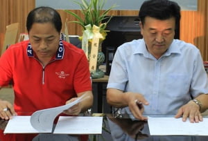 김철수 대표(사진 오른쪽)가 업무협약에 앞서 서류를 살펴보고 있다.