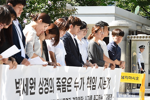 '구파발 총기사고' 희생자 고 박세원 상경의 친구인 동국대생들이 27일 경찰청 앞에서 기자회견을 열어 진상 규명을 촉구했다.