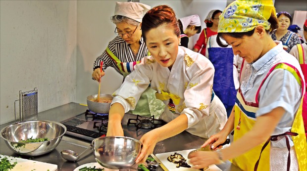 한국요리교실에서 요리에 열중하고 있는 일본인들. 맨 왼쪽은 양계화 센다이 총영사 