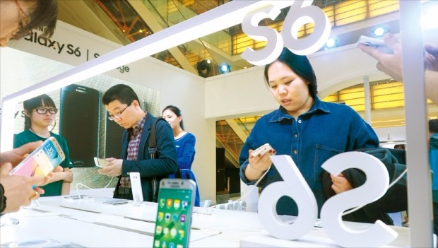 중국 소비자들이 베이징시 시청취 다웨청백화점에서 삼성전자의 갤럭시S6와 갤럭시S6엣지를 살펴보고 있다. 한경 DB