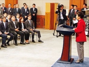 [ 박 대통령 대국민담화] 박 대통령 "노동개혁 없이는 청년의 절망과 비정규직 고통 해결할 수 없다"