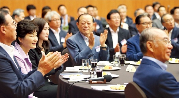 박근혜 대통령(왼쪽 두번째)이 7일 ROTC(학생군사교육단) 중앙회 대표단을 청와대로 초청해 대화를 나눴다. 최용도 ROTC중앙회 회장(왼쪽)과 손길승 ROTC중앙회 자문위원(SK텔레콤 명예회장·오른쪽) 등 참석자들이 ROTC 활동을 소개하는 동영상을 본 뒤 박수 치고 있다. 강은구 기자 egkang@hankyung.com