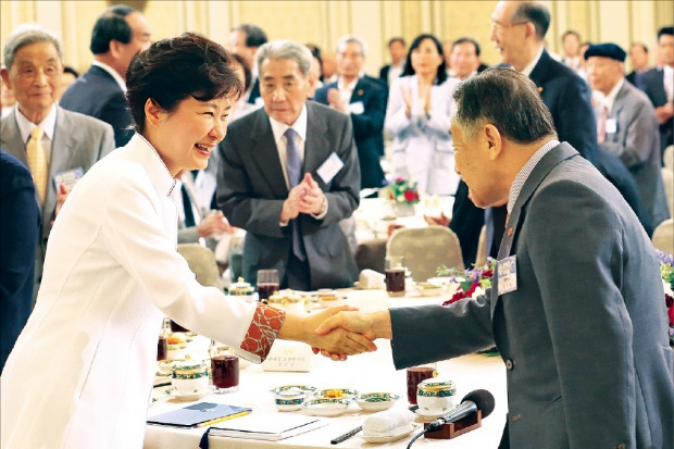 < 朴대통령 “北 도발 단호 대처” > 박근혜 대통령이 12일 청와대에서 열린 독립유공자 및 유가족과의 오찬에서 박유철 광복회장과 인사하고 있다. 박 대통령은 이날 “북한의 도발에는 단호히 대처해 나갈 것”이라고 강조했다. 강은구 기자 egkang@hankyung.com 