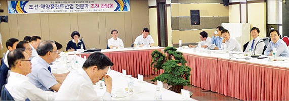 부산시(시장 서병수·오른쪽)와 조선업계 관계자, 지역경제·금융계 전문가 등은 13일 부산상공회의소에서 조선·해양산업 발전 방안을 협의했다. 부산시 제공