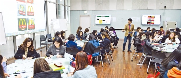 이화여대에서 한 교수가 자신의 태블릿PC 화면을 무선으로 강의실 프로젝터에 전송하는 미러링 기술을 활용해 수업하고 있다. 이화여대 제공