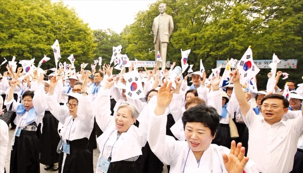 만세삼창 하는 '해방둥이'