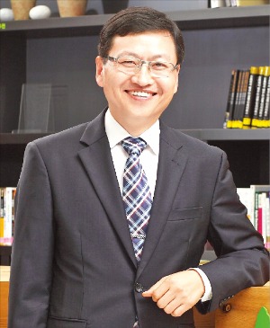 김홍진 동화기업 대표는 한국경제신문과의 인터뷰에서 “2018년까지 매출 1조원을 달성하겠다”고 밝혔다.