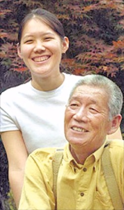 작가 겸 번역가인 고 이윤기 씨(오른쪽)가 생전에 딸 다희씨와 함께 있던 모습.