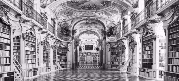 1764~1779년 지어진 오스트리아 아드몬트 수도원 도서관. 금색과 흰색을 주로 사용한 화려 한 건축미가 돋보 인다. 사회평론 제공 
