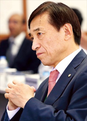 < 이주열 총재의 선택은 > 20일 서울 한국은행에서 열린 조사통계 국제콘퍼런스에 참석한 이주열 한국은행 총재. 연합뉴스