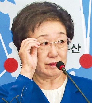 한명숙 전 의원이 20일 대법원에서 징역 2년형이 확정된 뒤 국회 새정치민주연합 당 대표실에서 기자회견을 하고 있다. 연합뉴스