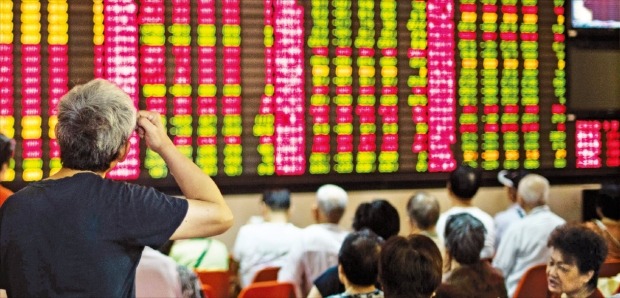 중국 상하이에 있는 한 증권사 객장에서 투자자들이 시세판을 살펴보고 있다. 21일 발표된 중국의 8월 제조업지수가 6년5개월 만에 최저치로 떨어지면서 이날 상하이종합지수는 전날보다 4.27% 내린 3507.74로 마감했다. 상하이AFP연합뉴스