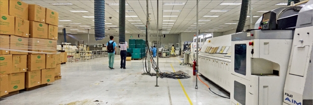 삼성전자의 주문물량 급감으로 중국 톈진에 있는 대보전자 휴대폰 부품 공장에 설비가 아닌 재고 물품이 쌓여 있다. 김동윤 특파원 