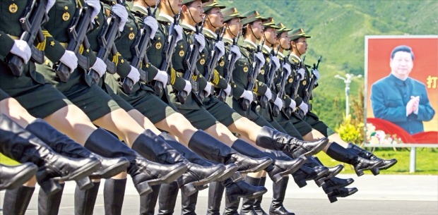 < 中 열병식 열흘 앞으로…첫 번째 리허설  > 중국군이 열흘 뒤 열리는 항일전쟁 승리 70주년 기념 열병식을 위해 23일 베이징에서 첫 번째 예행연습을 하고 있다. 예행연습에는 1만여명의 군인과 약 500개의 대형 무기, 200대에 가까운 군용기가 동원됐다. 베이징신화연합뉴스