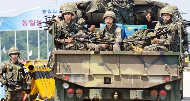 통일대교 지나는 군용 트럭 북한의 포격 도발로 한반도의 군사적 긴장감이 높아진 가운데 완전무장한 육군 장병들이 23일 군용 트럭을 타고 경기 파주 통일대교를 지나고 있다. 김범준 기자 bjk07@hankyung.com