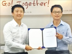 홍창표 로보링크 대표(오른쪽)와 치아오후이 HRG 부사장이 합작사 설립 계약을 맺고 있다. 이현동 기자