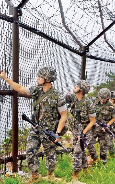 경계태세 늦추지 않는 군