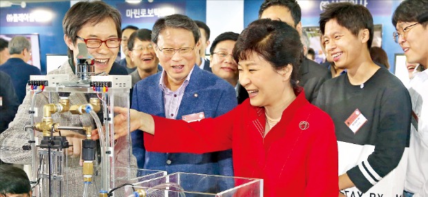 27일 대전 KAIST에서 열린 ‘창조경제혁신센터 페스티벌’에 참석한 박근혜 대통령이 박근주 라온닉스 대표(왼쪽)로부터 순간 온수기에 대해 설명을 듣고 있다. 강은구 기자 egkang@hankyung.com
