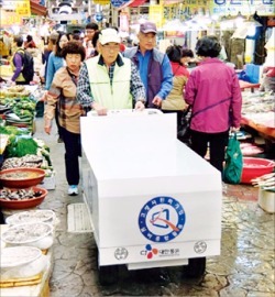 한 노인이 전통시장에서 화물을 배달하고 있다. CJ대한통운 제공