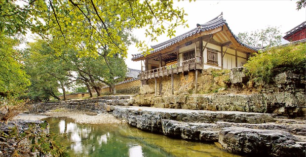 경주 안강읍 옥산리에 있는 조선시대 중기의 주택인 독락당 