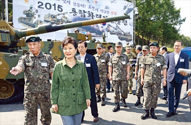 박근혜 대통령이 28일 경기 포천 승진과학화훈련장에서 열린 ‘2015 통합화력 격멸훈련’에 참석해 임호영 5군단장(맨 왼쪽)의 안내로 장비들을 살펴보고 있다. 강은구 기자 egkang@hankyung.com