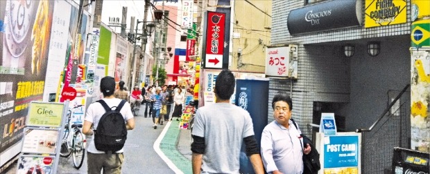 쇼핑하러 나온 젊은이들이 일본 도쿄 시모키타자와의 한 상점 거리를 걷고 있다. 임화진 KAIST 미래전략대학원 선임연구원 제공