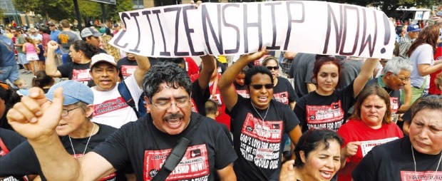 < “이민자 보호하라” > 지난 22일 미국 아이오와주 디모인에서 열린 박람회 행사장에서 이민자들이 ‘이민자 보호’를 외치고 있다. 디모인AP연합뉴스