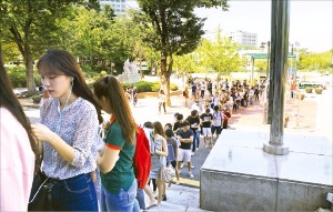 지난달 27일 세종대 대양홀에서 열린 잡코리아 취업콘서트에 온 취업준비생들이 줄을 서서 입장을 기다리고 있다. 잡코리아 제공
 