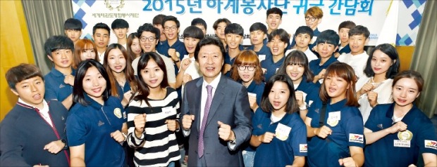 세계태권도평화봉사재단 2015 하계봉사단원들이 지난 28일 서울 중림동 한국경제신문사에서 열린 귀국 간담회를 마친 뒤 김기웅 총재(가운데)와 기념촬영하고 있다. 신경훈 기자 nicerpeter@hankyung.com