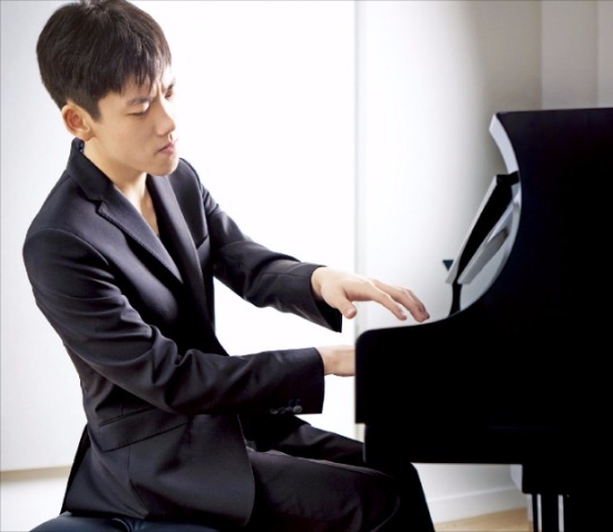 중국 신예 피아니스트 장하오천은 “관객들을 움직이려면 연주자가 자발적으로 음악에 빠져들어야 한다”고 말했다. KBS교향악단 제공
 
