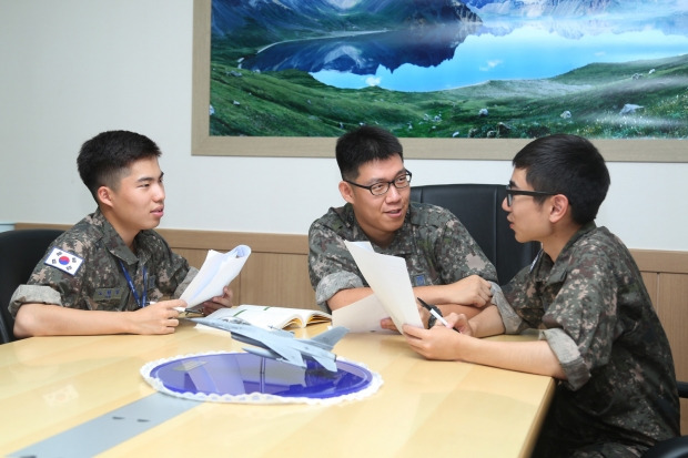 제2회 공군 아이디어 미술 공모전에서 대상을 수상한 병사들이 기술 구현을 위한 회의를 진행하고 있다.