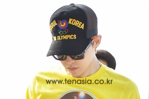 [TENPHOTO] 지드래곤, 88 서울 올림픽 모자로 공항 패션 완성