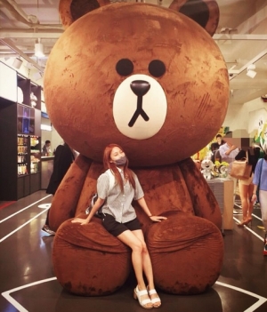 카라 박규리, 커다란 곰인형 무릎에 앉아 한컷 &#34;귀엽다&#34;