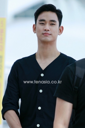 [TENPHOTO] 김수현, 감탄하게 만드는 잘생긴 외모